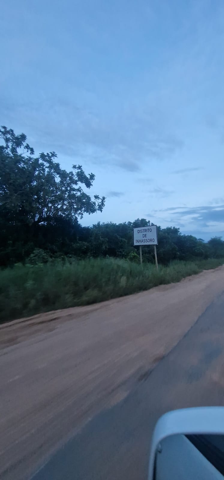 Gorongosa → Tofo — Flooded Rivers, Guess the Hitchhiker, and Moisés's Beer