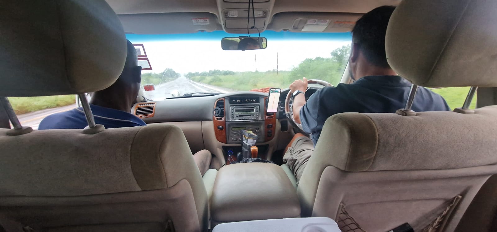 Gorongosa → Tofo — Flooded Rivers, Guess the Hitchhiker, and Moisés's Beer