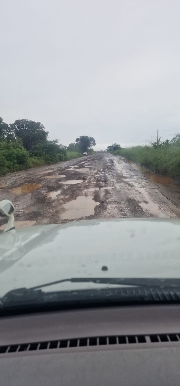 Gorongosa → Tofo — Flooded Rivers, Guess the Hitchhiker, and Moisés's Beer