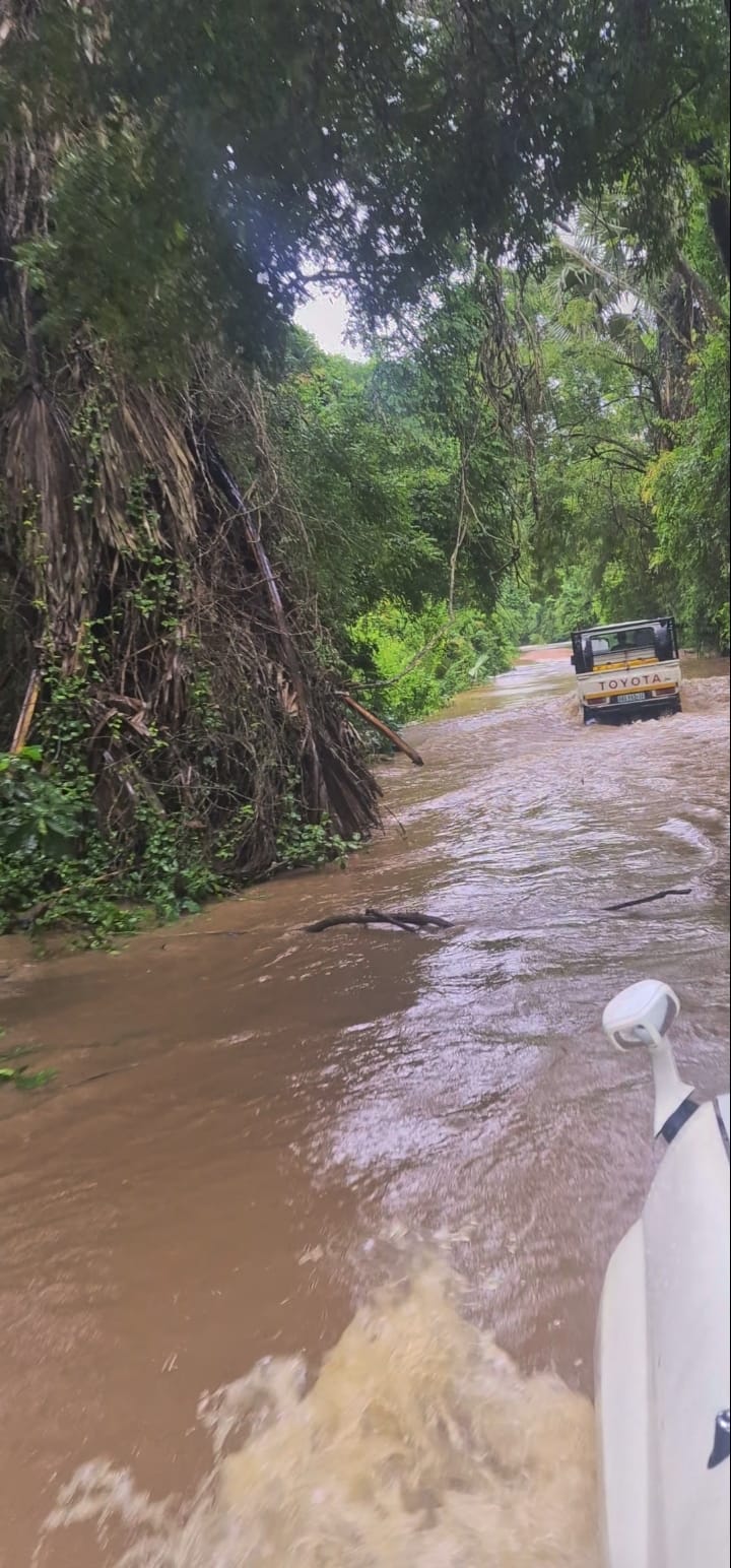 Gorongosa → Tofo — Flooded Rivers, Guess the Hitchhiker, and Moisés's Beer
