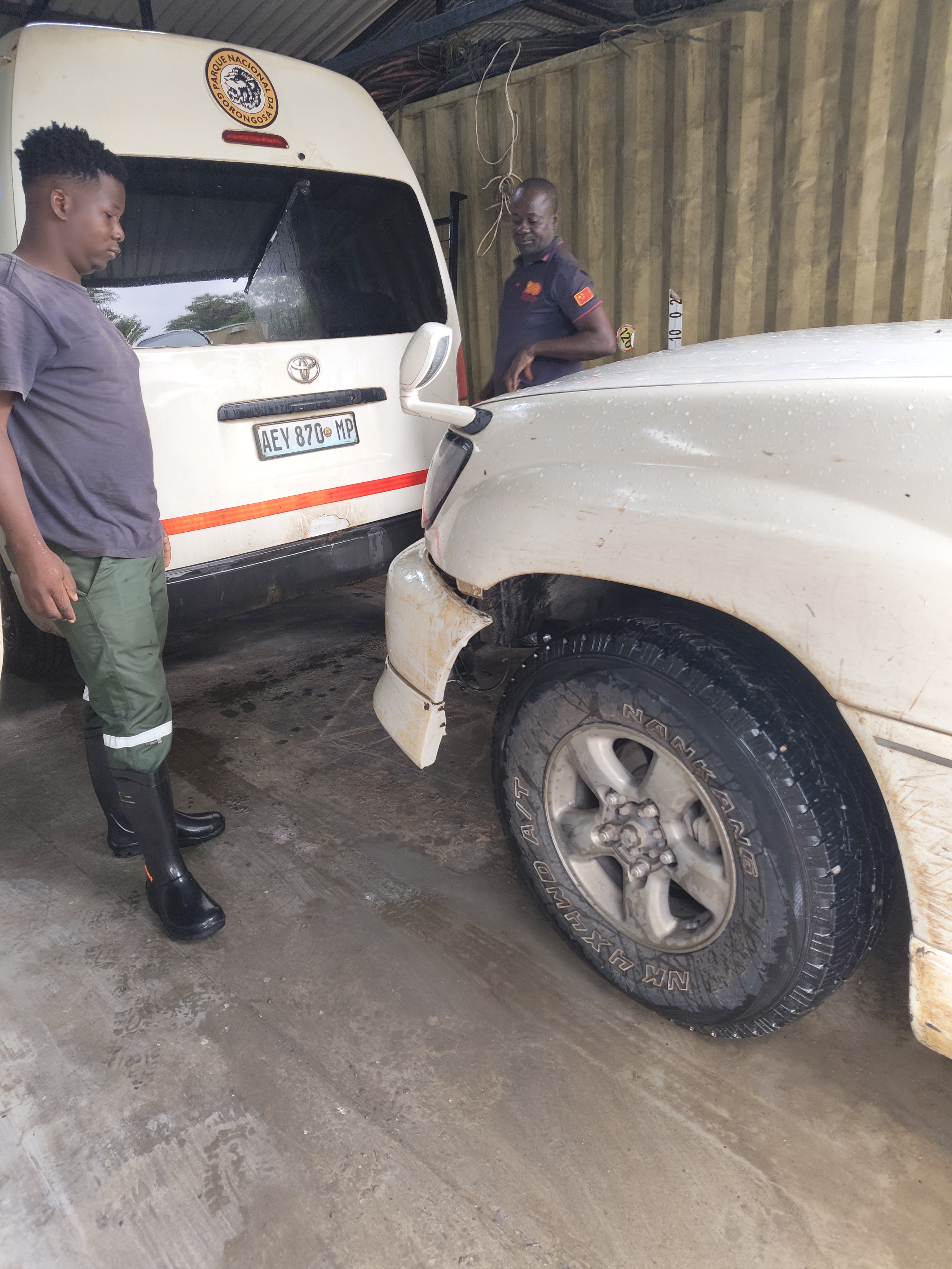 Gorongosa → Tofo — Flooded Rivers, Guess the Hitchhiker, and Moisés's Beer