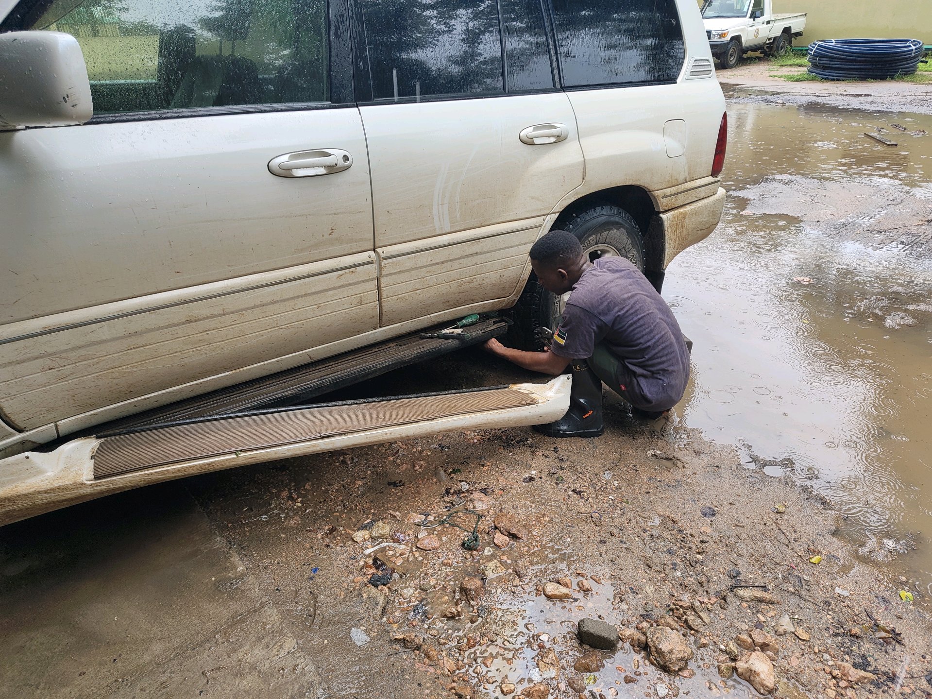 Gorongosa → Tofo — Flooded Rivers, Guess the Hitchhiker, and Moisés's Beer