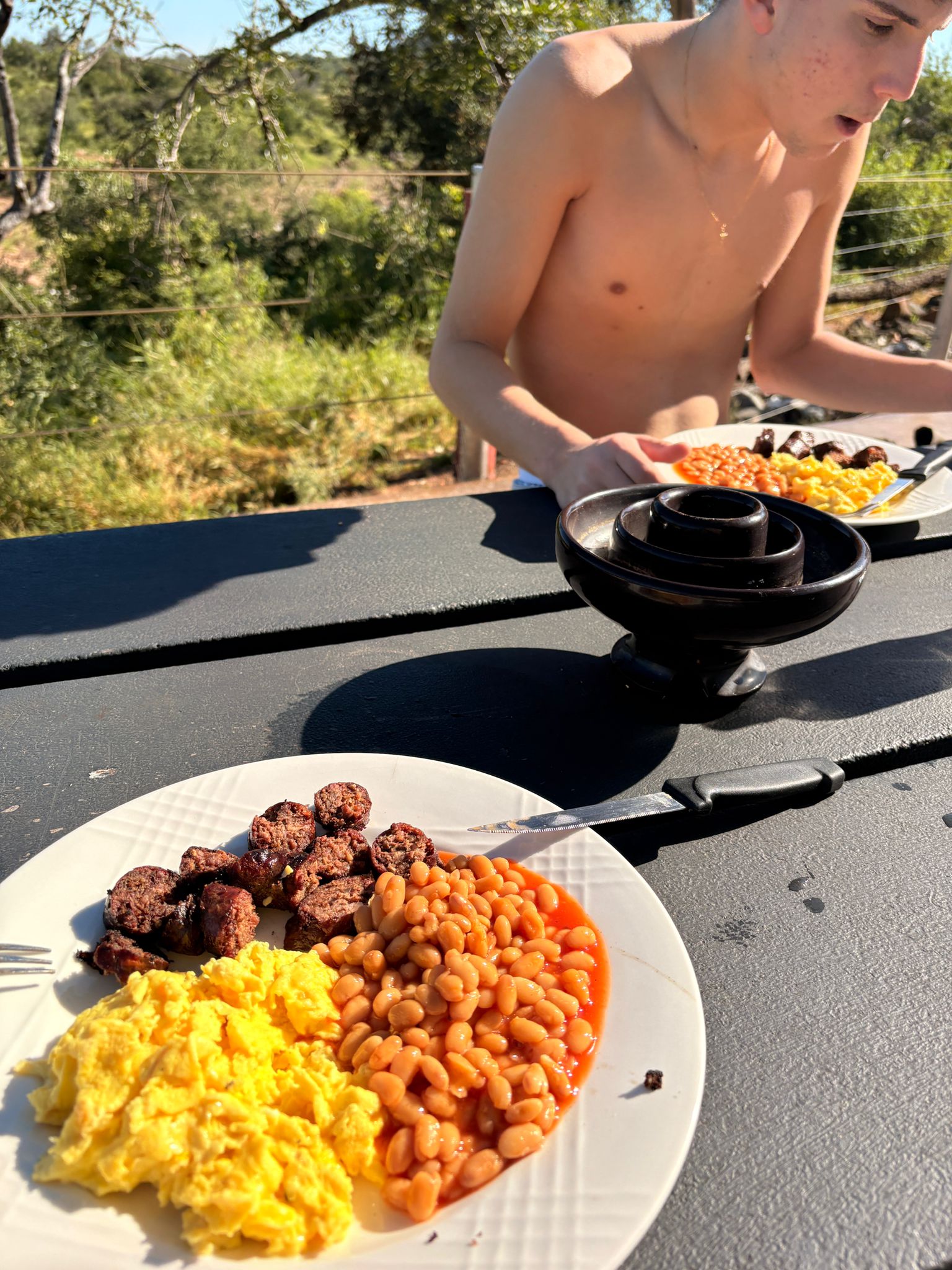 Pequeno-almoço reforçado em Phomola — ovos, feijão e salsicha