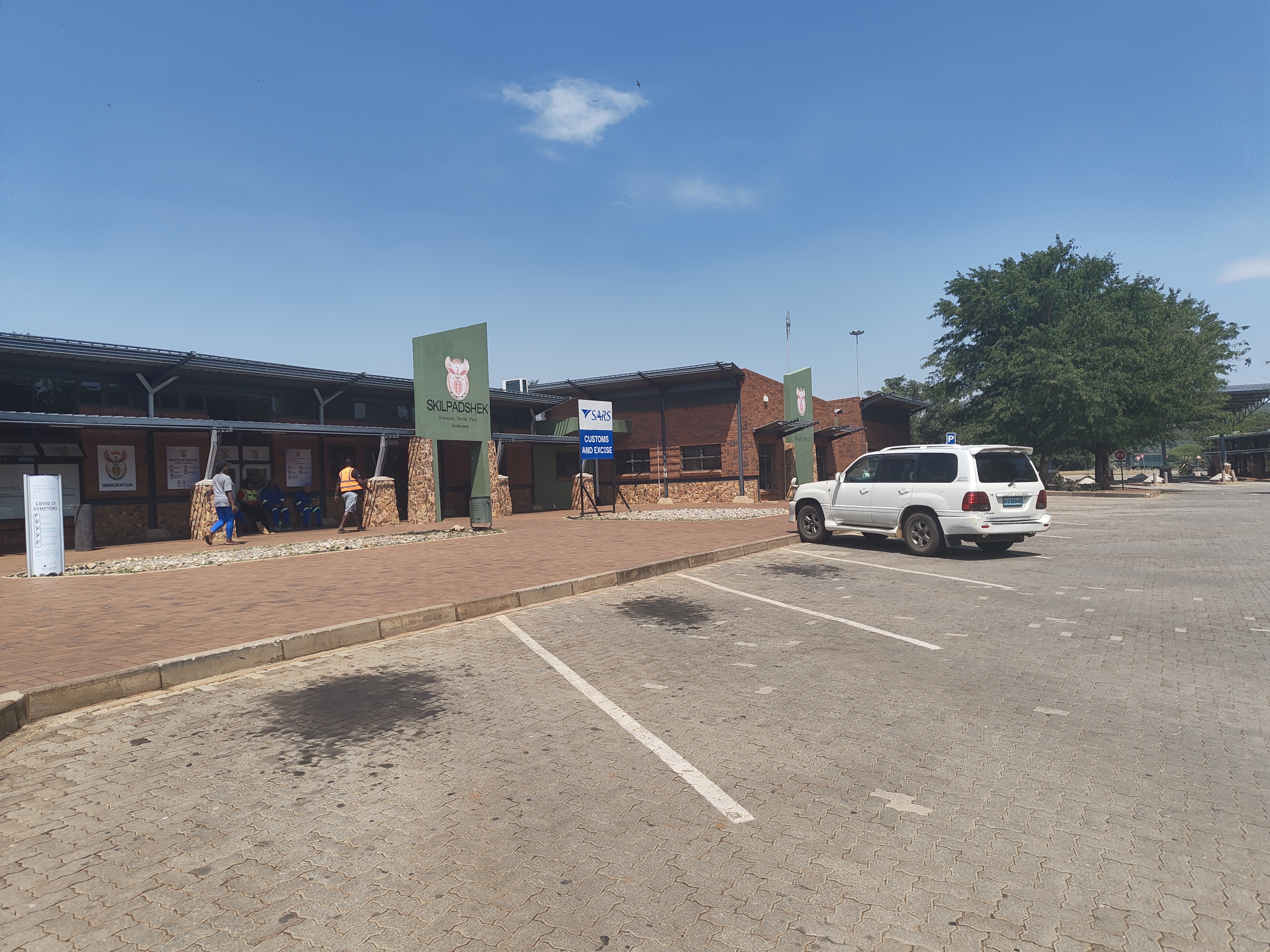 Skilpadshek border post — entering Botswana
